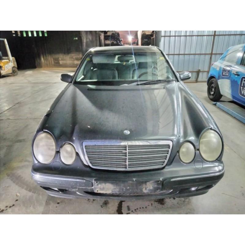 mercedes-benz clase e (w210) berlina del año 2001