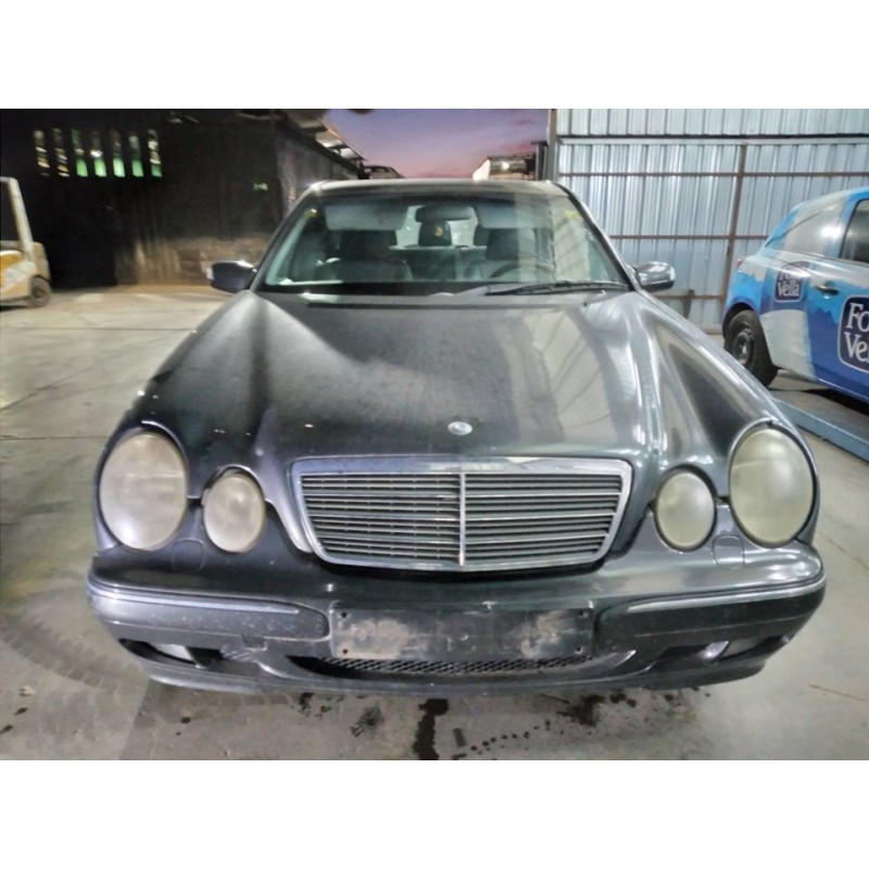 mercedes-benz clase e (w210) berlina del año 2001