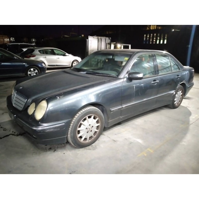 mercedes-benz clase e (w210) berlina del año 2001