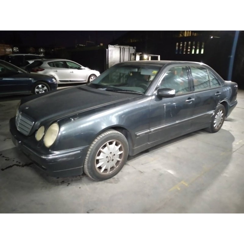 mercedes-benz clase e (w210) berlina del año 2001