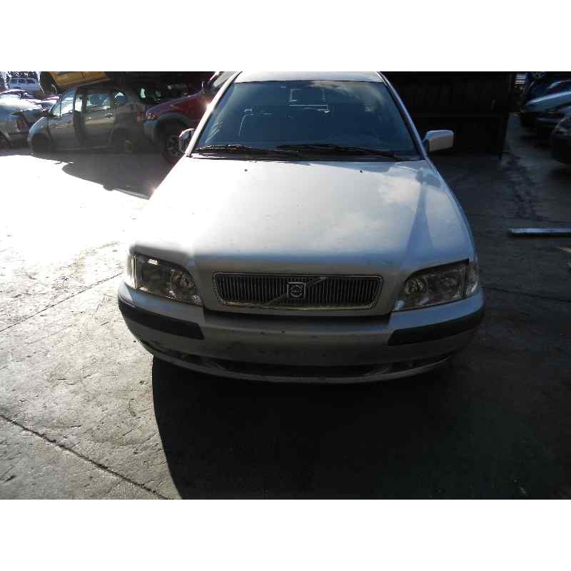 volvo v40 familiar del año 2002