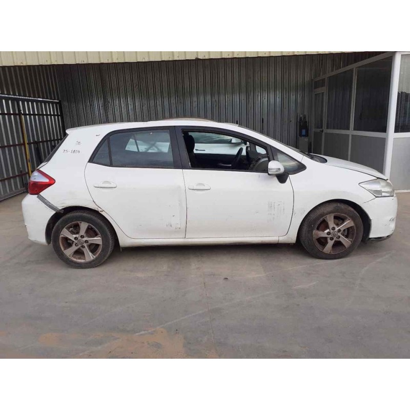 toyota auris del año 2011