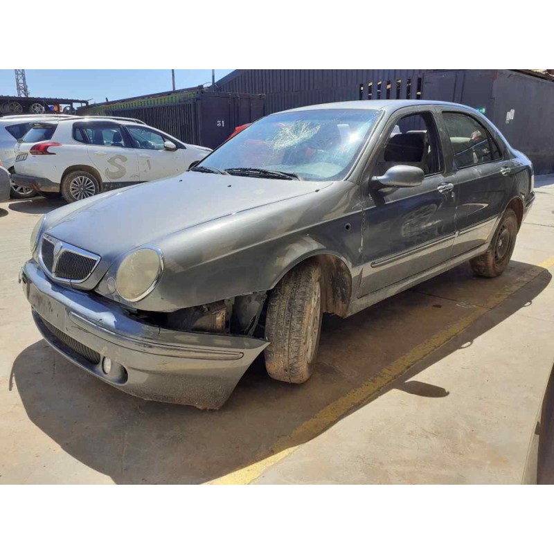 lancia lybra berlina del año 2000