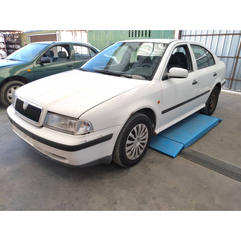 skoda octavia berlina (1u2) del año 2000