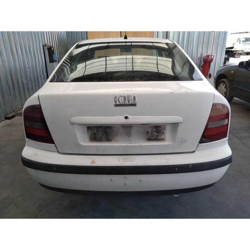 skoda octavia berlina (1u2) del año 2000