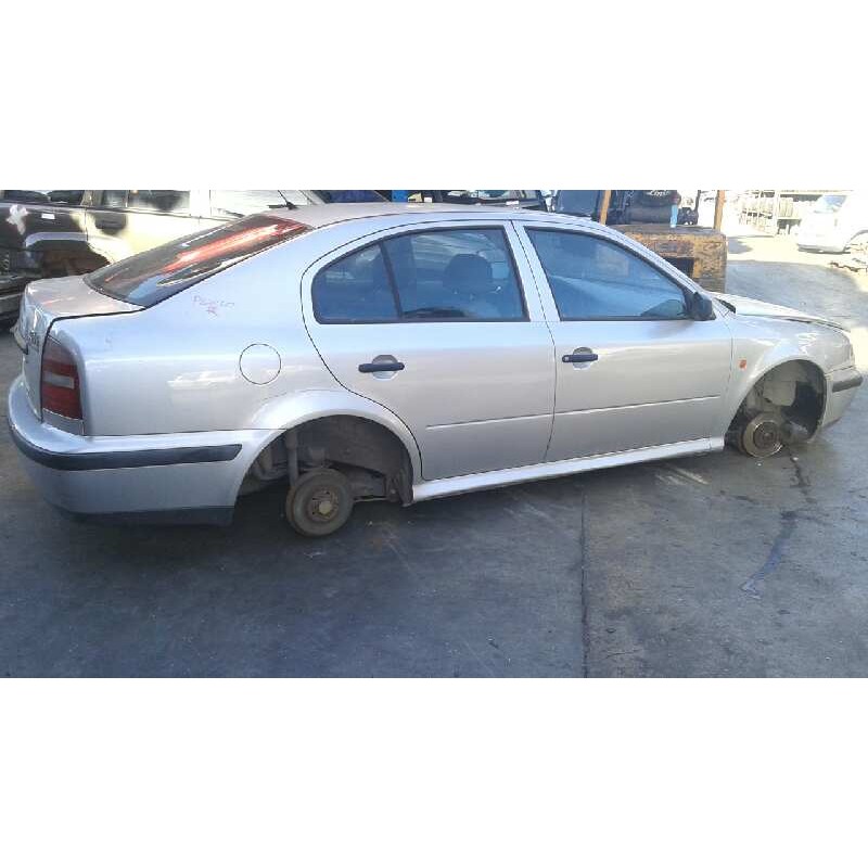 skoda octavia berlina (1u2) del año 1998