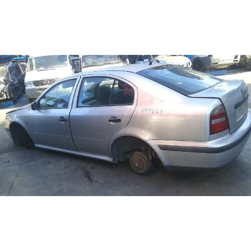 skoda octavia berlina (1u2) del año 1998
