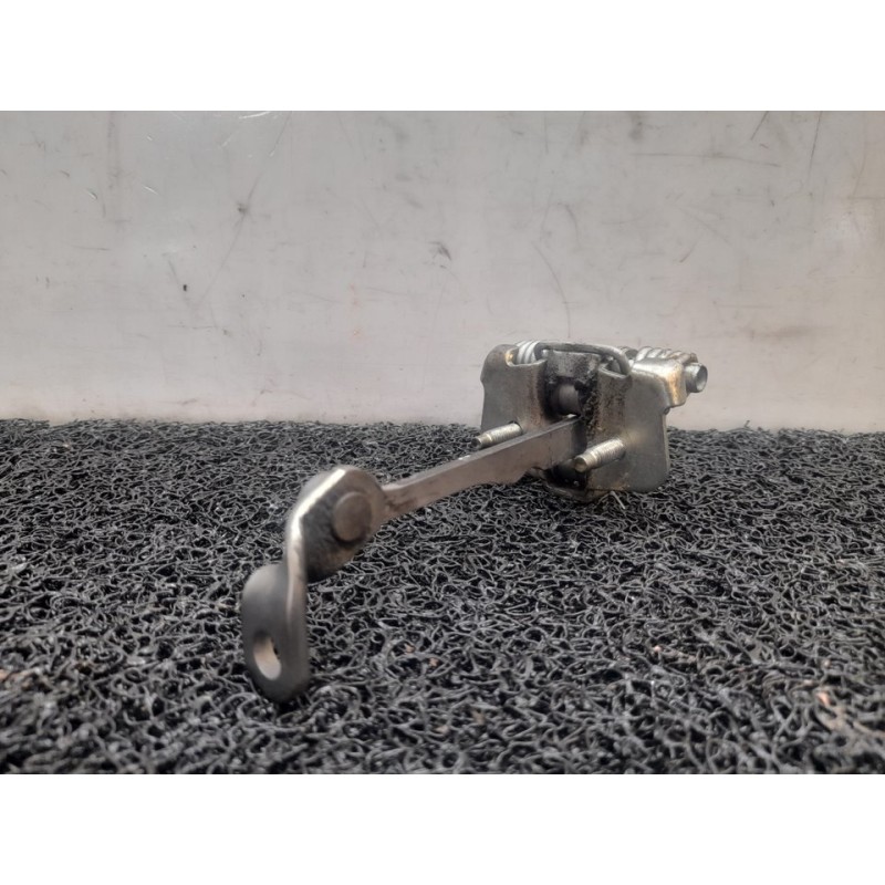 Recambio de retenedor puerta trasera izquierda para dacia duster ambiance 4x2 referencia OEM IAM   