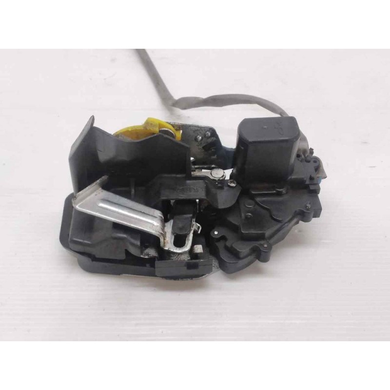 Recambio de cerradura puerta trasera derecha para kia carens 2.0 crdi ex monovolumen referencia OEM IAM A045777  