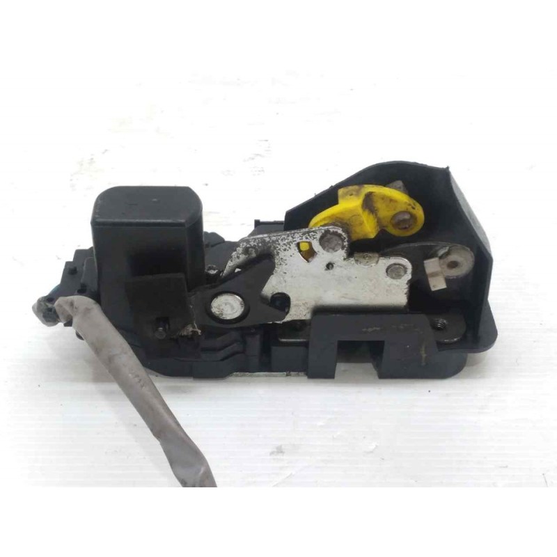 Recambio de cerradura puerta trasera derecha para kia carens 2.0 crdi ex monovolumen referencia OEM IAM A045777 2