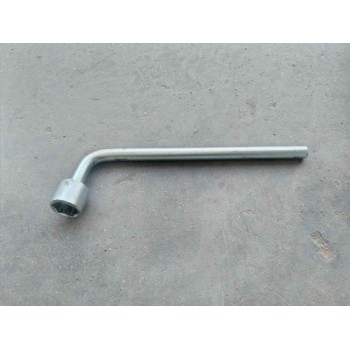 LLAVE RUEDA 