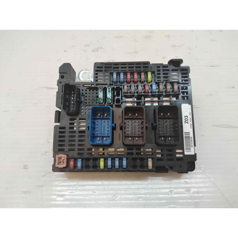 Recambio de caja reles / fusibles para peugeot 3008 allure referencia OEM IAM 9813136780  