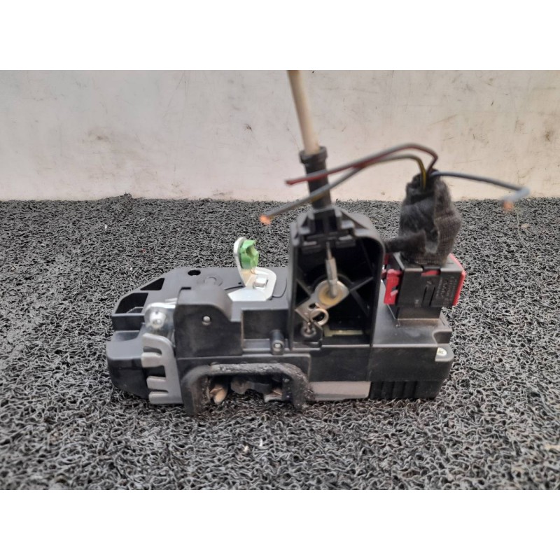 Recambio de cerradura puerta trasera derecha para opel meriva innovation referencia OEM IAM 13154794  