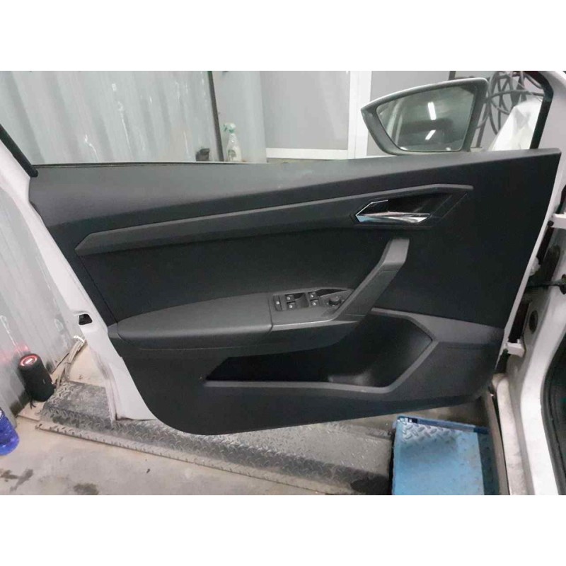 Recambio de guarnecido puerta delantera izquierda para seat arona xcellence edition referencia OEM IAM - Blanco 2