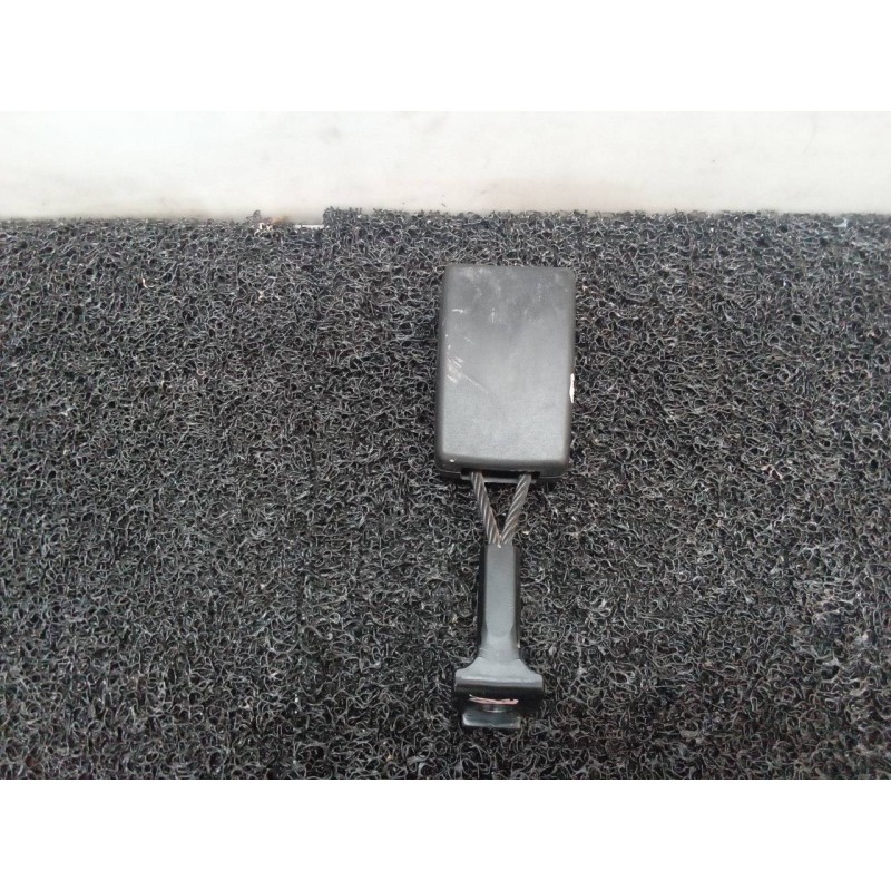 Recambio de enganche cinturon trasero derecho para opel astra h berlina cosmo referencia OEM IAM N13128019 F13128869 