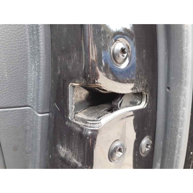 Recambio de cerradura puerta trasera derecha para ssangyong tivoli limited 4x2 referencia OEM IAM   