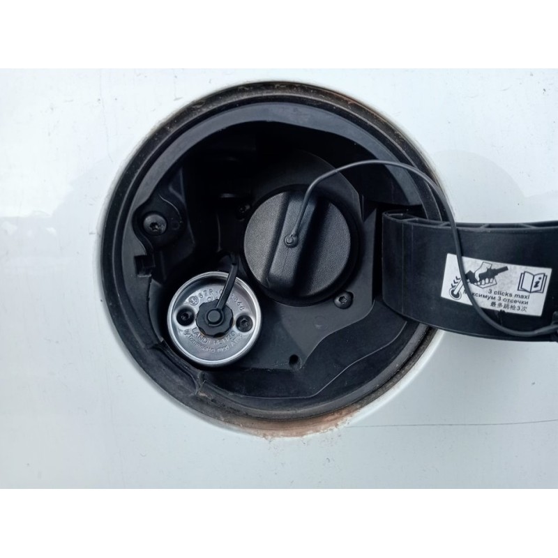 Recambio de tapa exterior combustible para renault clio iv limited referencia OEM IAM - Blanco 3